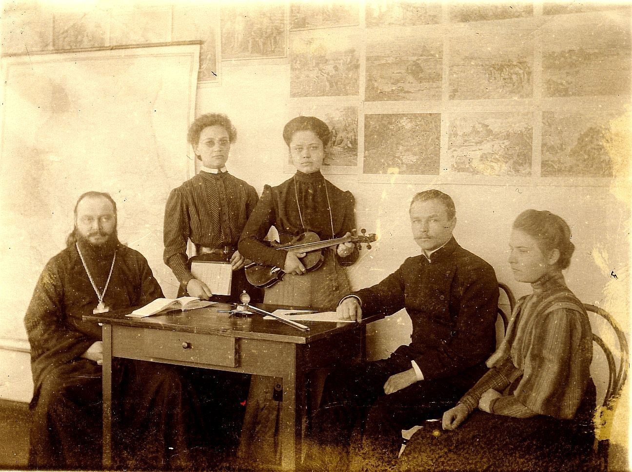 Священник Димитрий Богословский и его близкие.