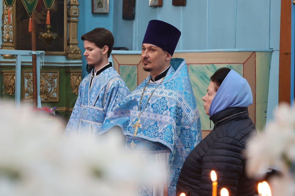 Литургия в Введенском храме с. Русаново, Терновского района