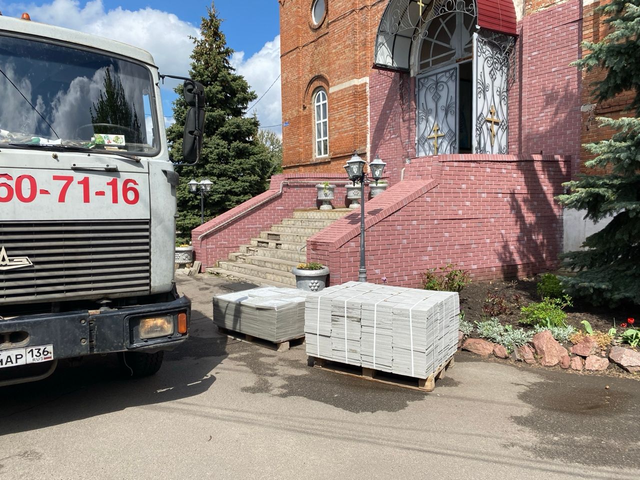 Начались работы по восстановлению паперти храма